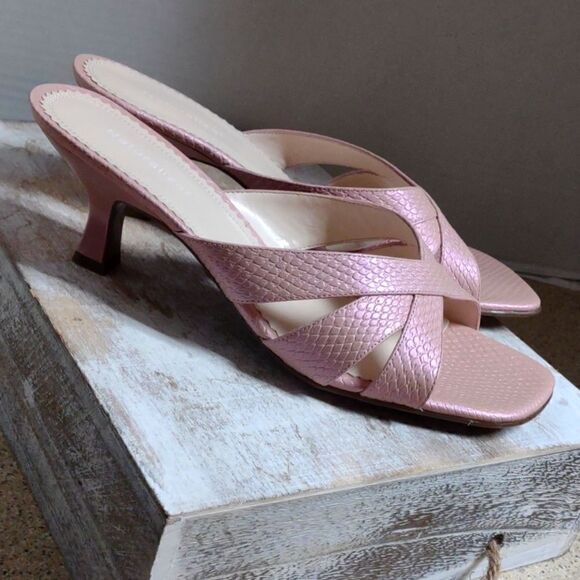 👍 Naturalizer Sandals Kitten Heel Leather Size 9 Wide. A14 - Picture 1 of 7